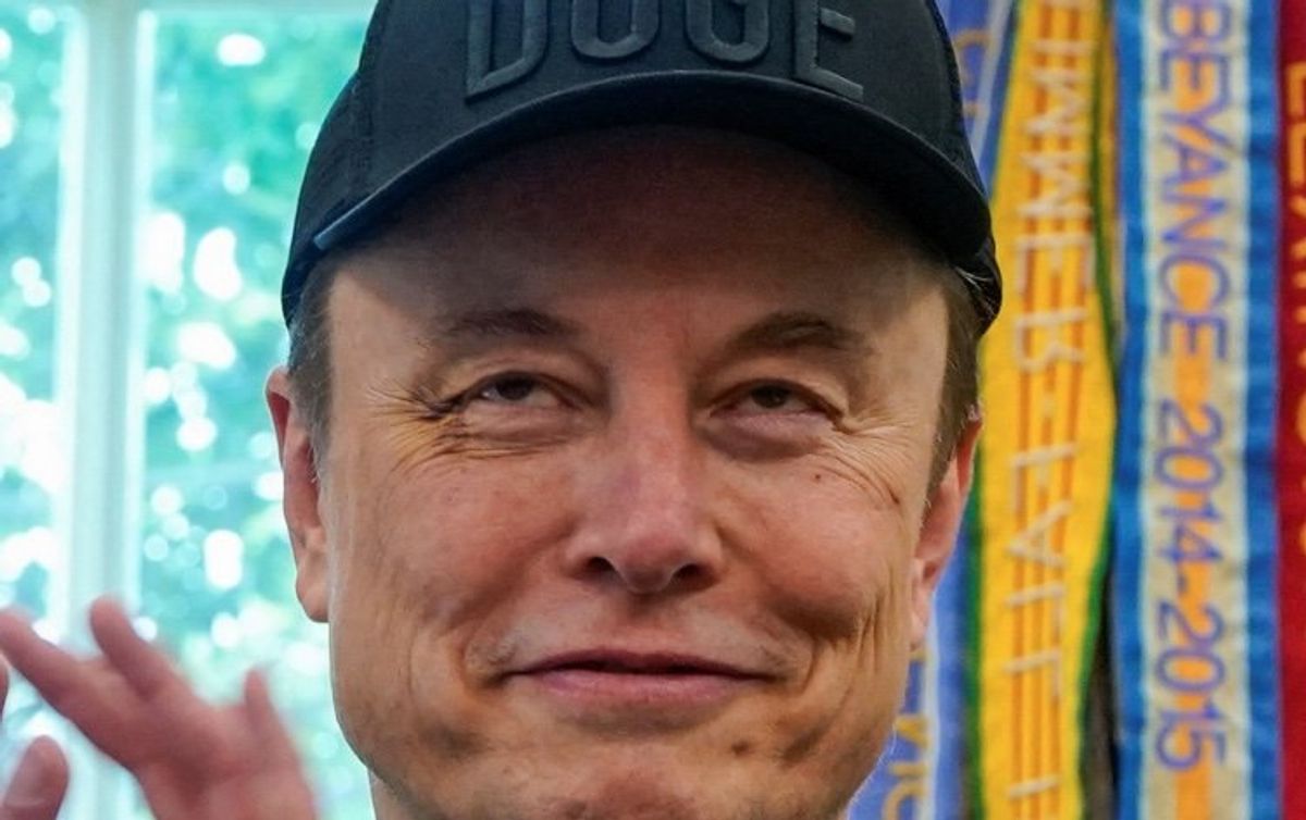 Elon Musk sports apparent black eye during Oval Office presentation
