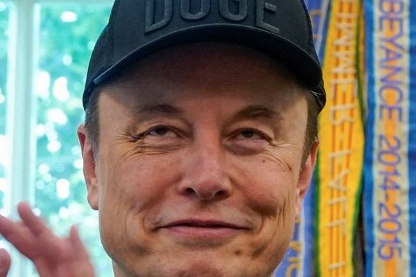 Elon Musk sports apparent black eye during Oval Office presentation