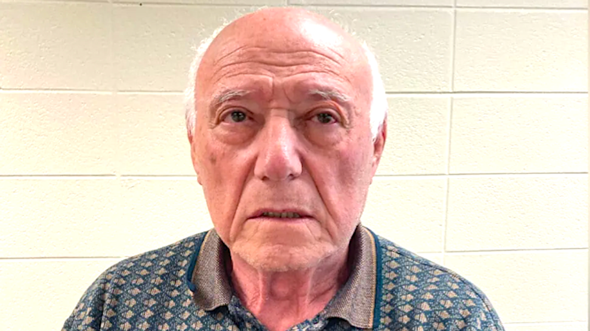 Illinois man shoots leaf-blowing neighbor in the head during argument