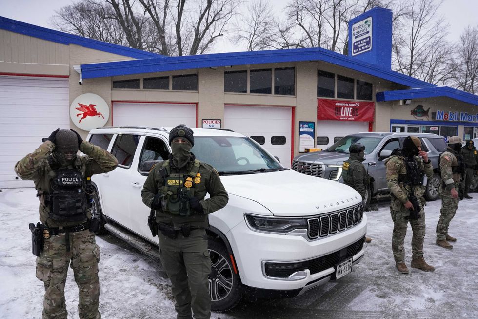 Понад 30 імміграційних агентів звинувачено у насильницьких злочинах, таких як торгівля дітьми з метою сексуальної експлуатації