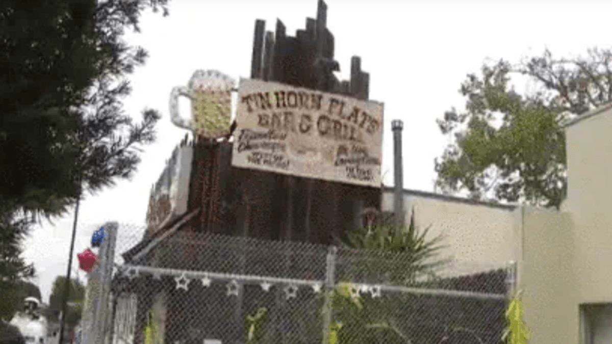 California city fences off restaurant that has racked up $50,000 in fines for flouting COVID orders: report