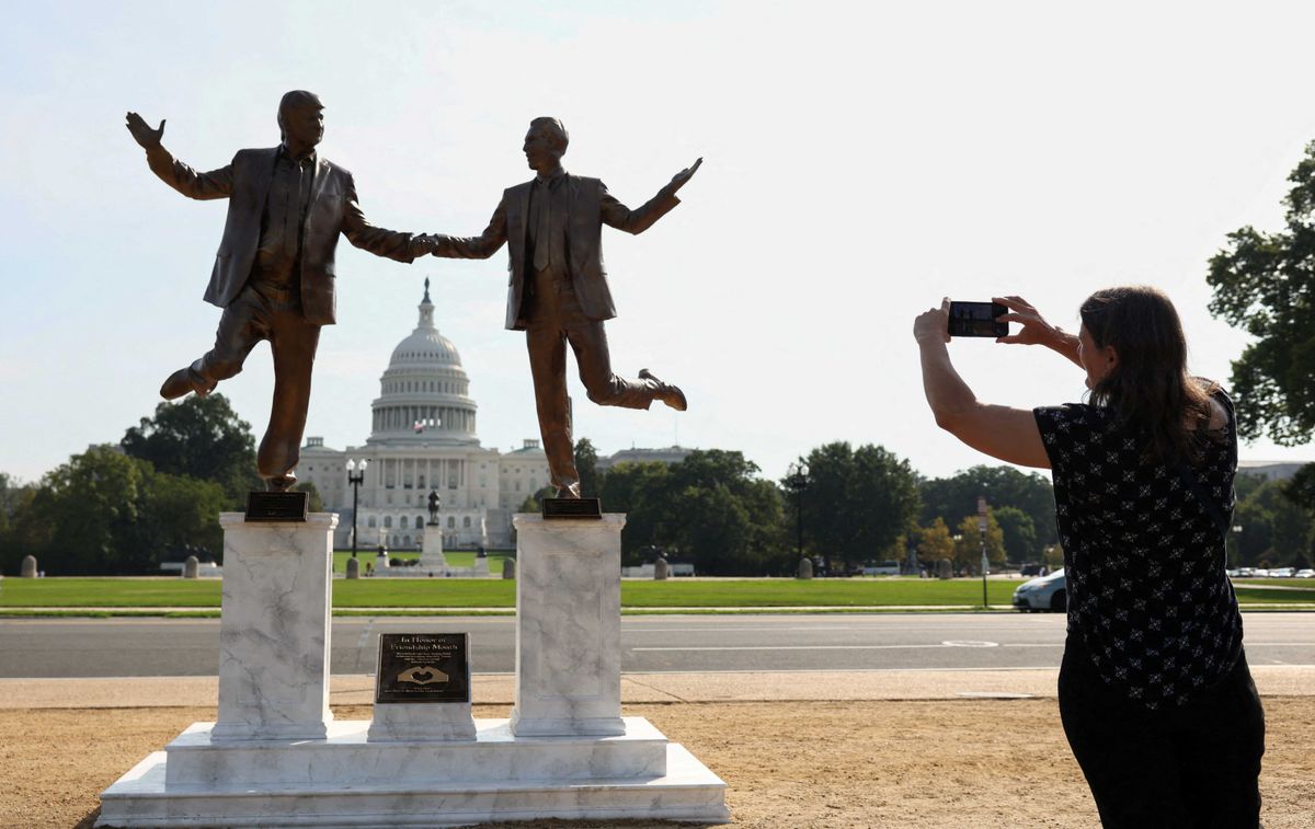 Trump-Epstein statue returns to National Mall after Park Service took it down