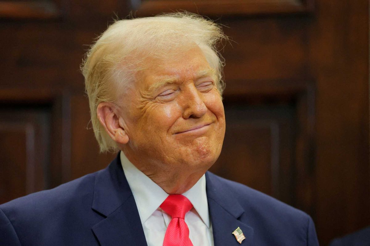 'Grandpa's posting AI slop': Trump ripped for photo of Dem scarfing burger in burning city