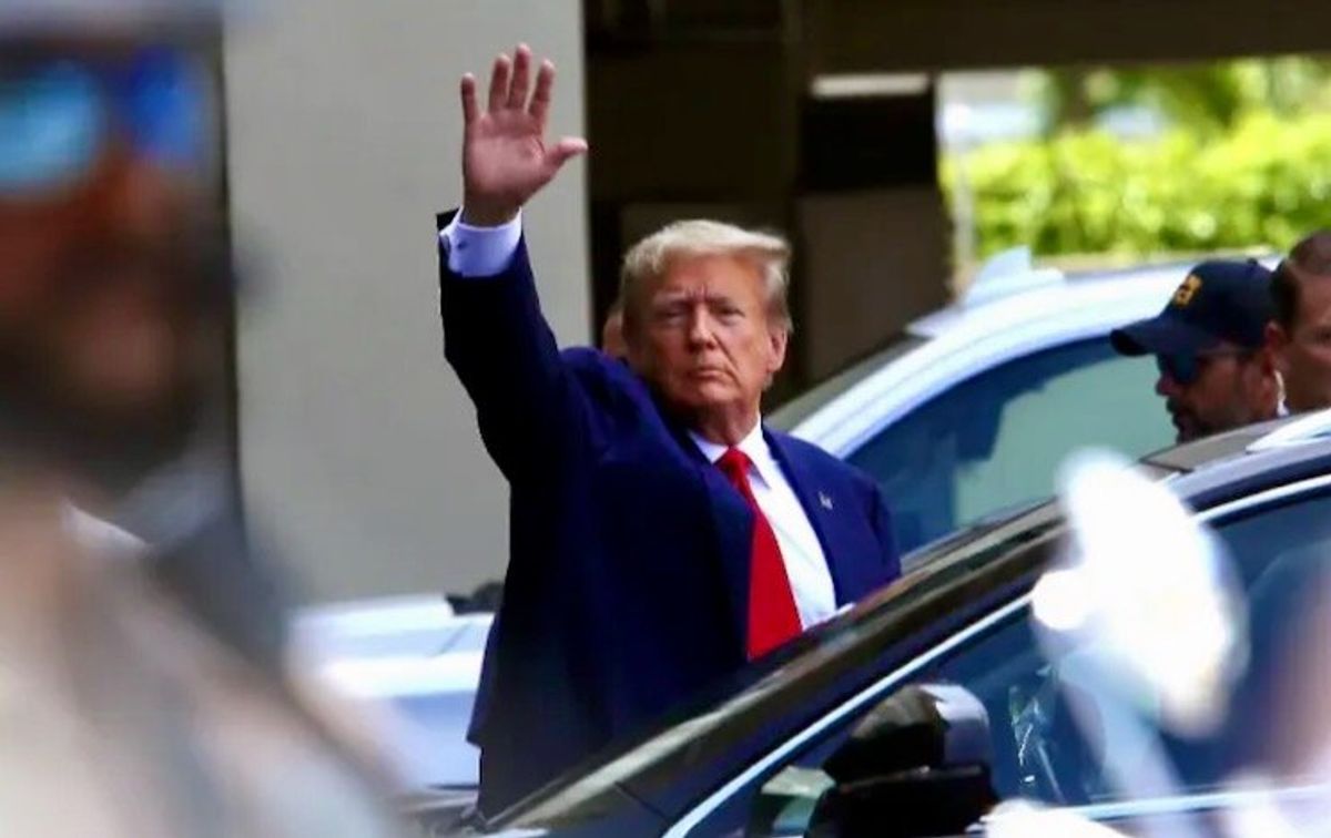 Police arrive at Trump trial line after it was mistaken for a 'homeless encampment'