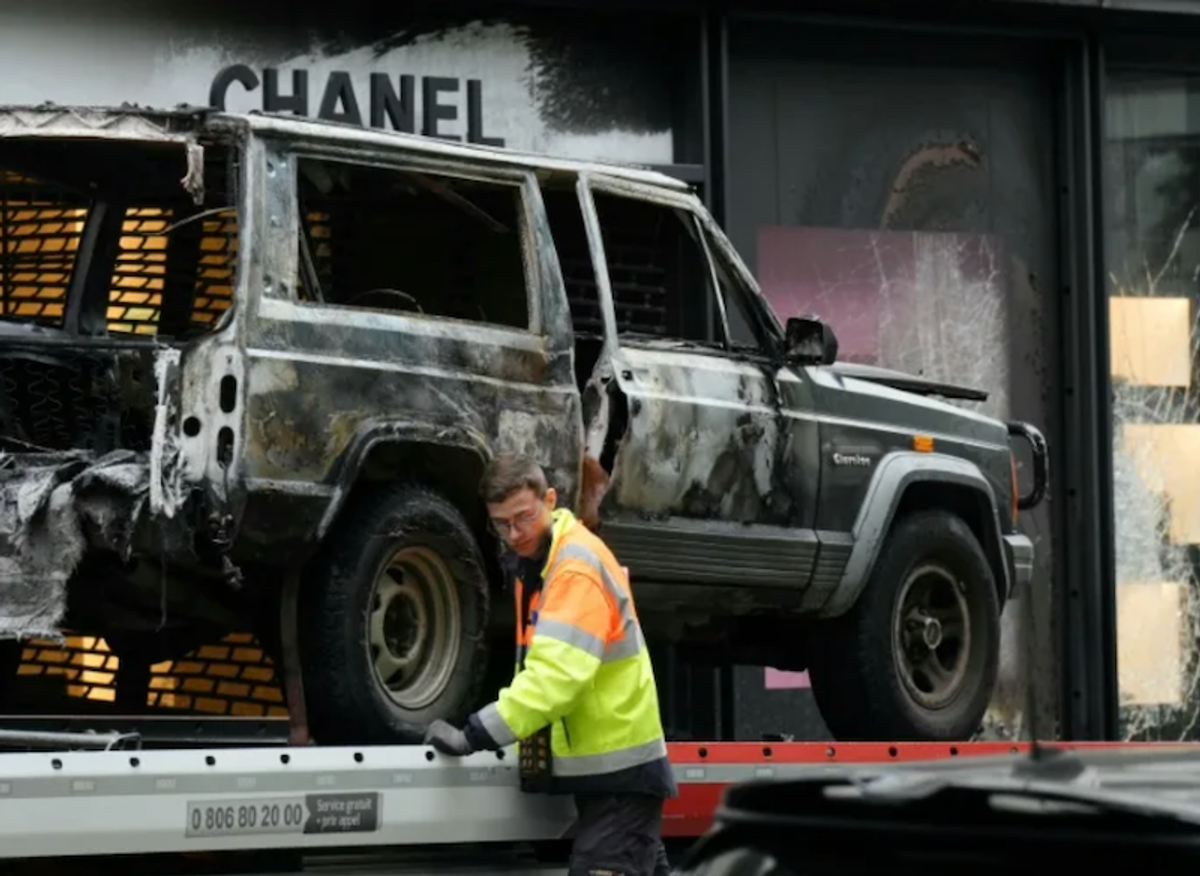 Thieves ram-raid Chanel store in Paris