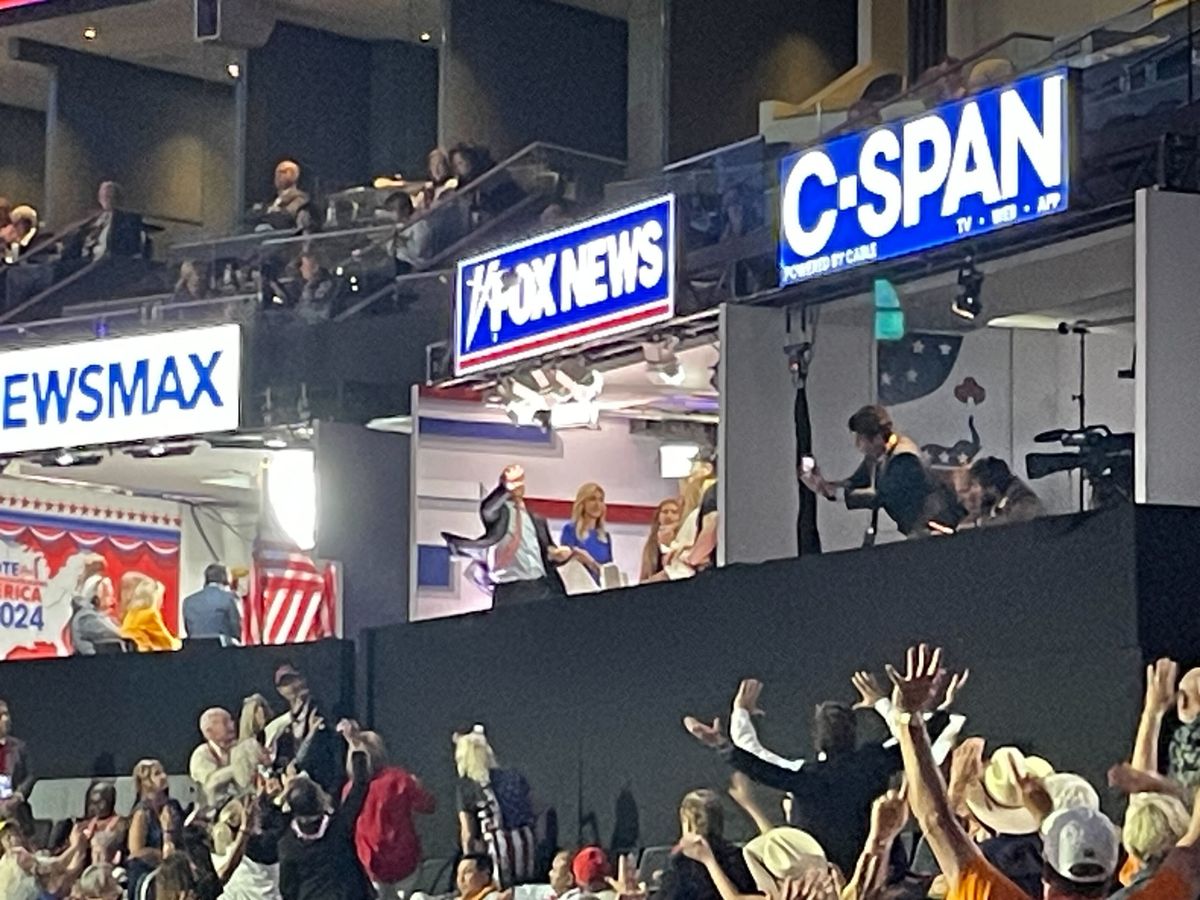 Sean Hannity disrupts governor's RNC speech with Fox News promotion stunt