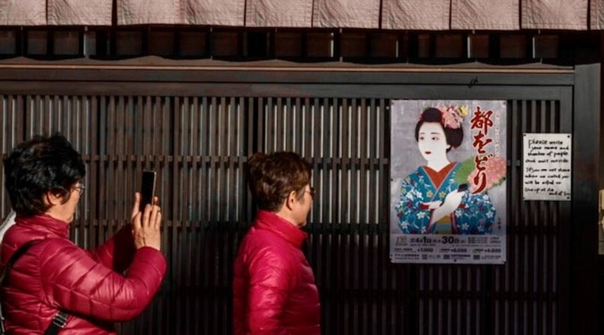 Kyoto seeks to guard geishas from tourist 'paparazzi'