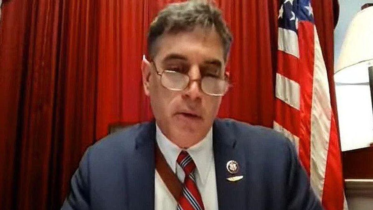Republican refuses to even shake the hand of DC cop who defended him on Jan. 6