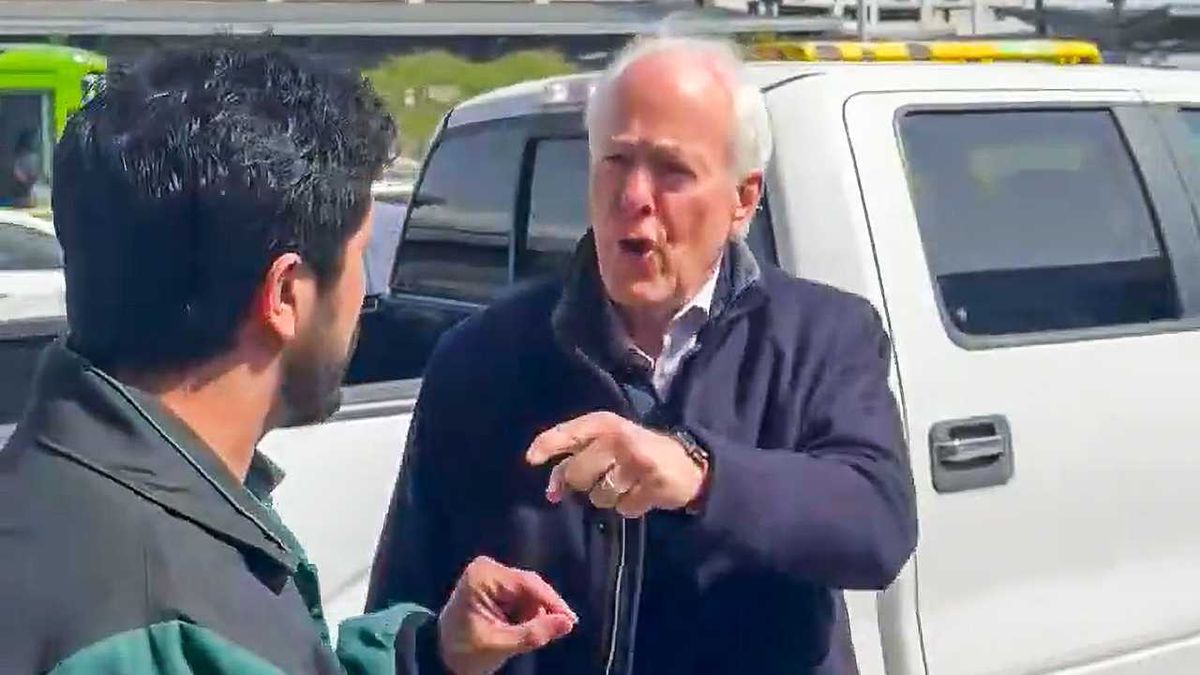 'Not acceptable!' GOP senator loses it as Dem crashes his TSA press conference