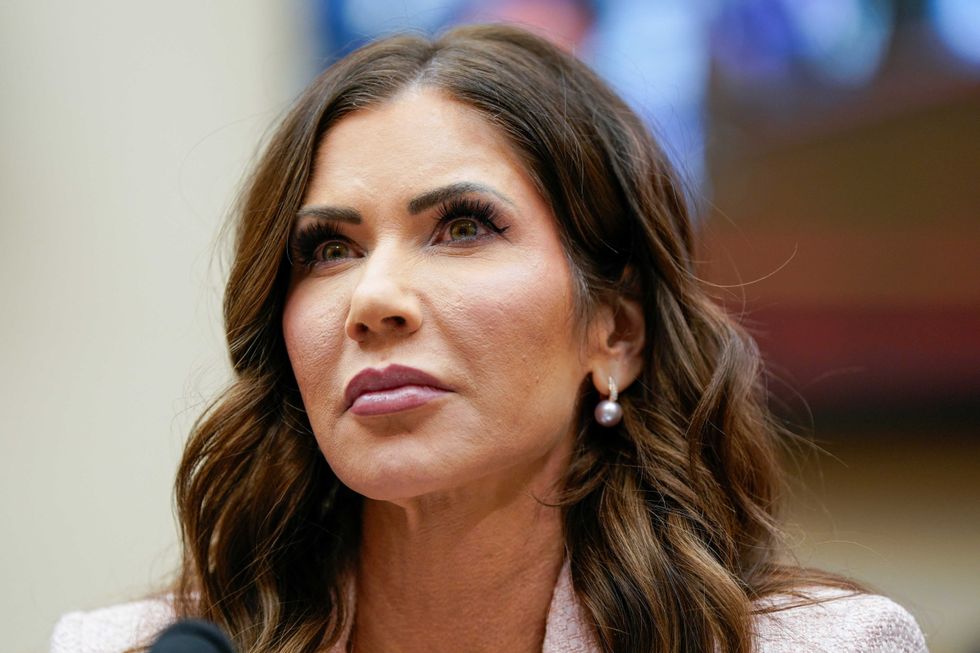 একজন আইনপ্রণেতা বলেছেন ট্রাম্পের এক সচিবের দিন গোনা: 'তার দীর্ঘ ক্যারিয়ার নেই'