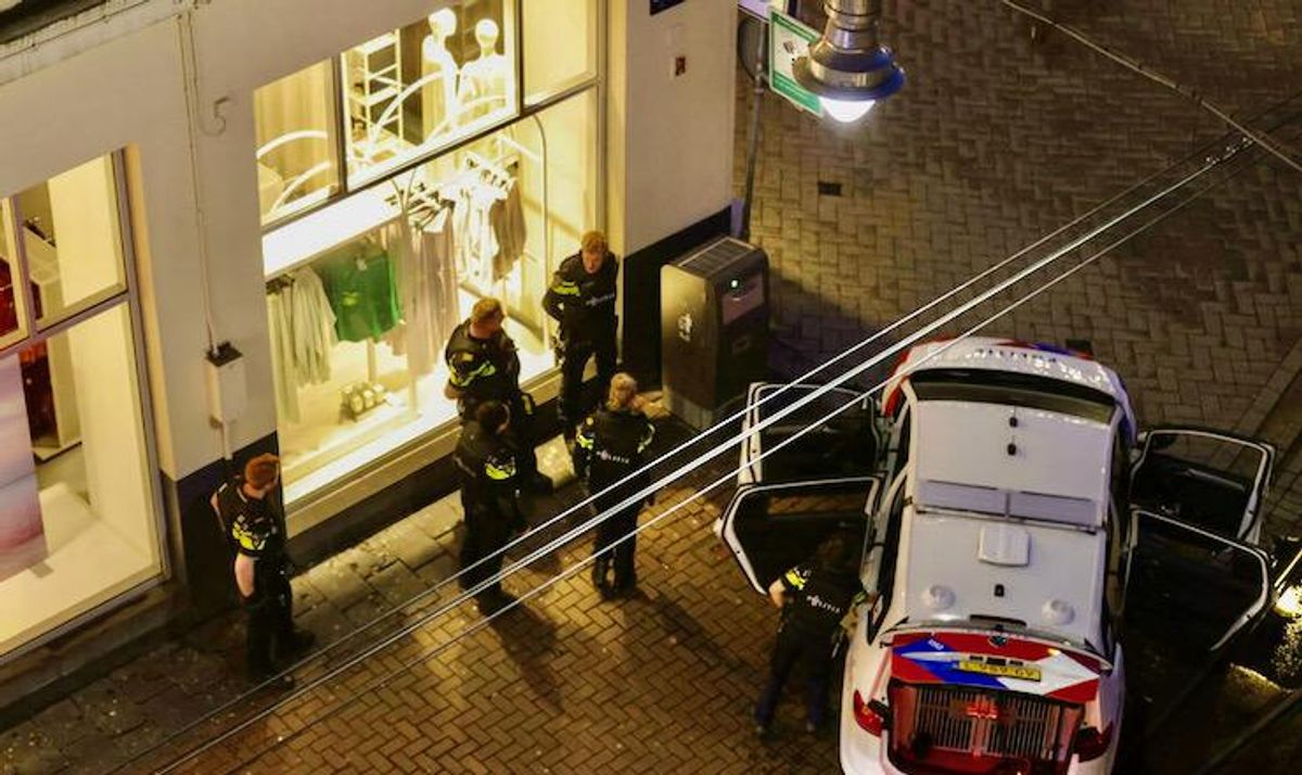 Hostage drama at Amsterdam Apple store ends, gunman overpowered