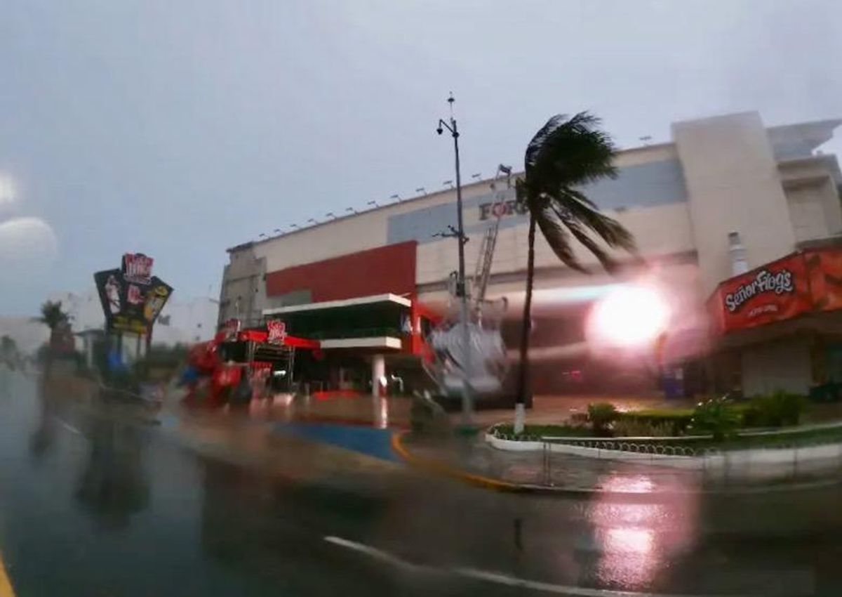 Hurricane Grace lashes Mexico's Caribbean coast