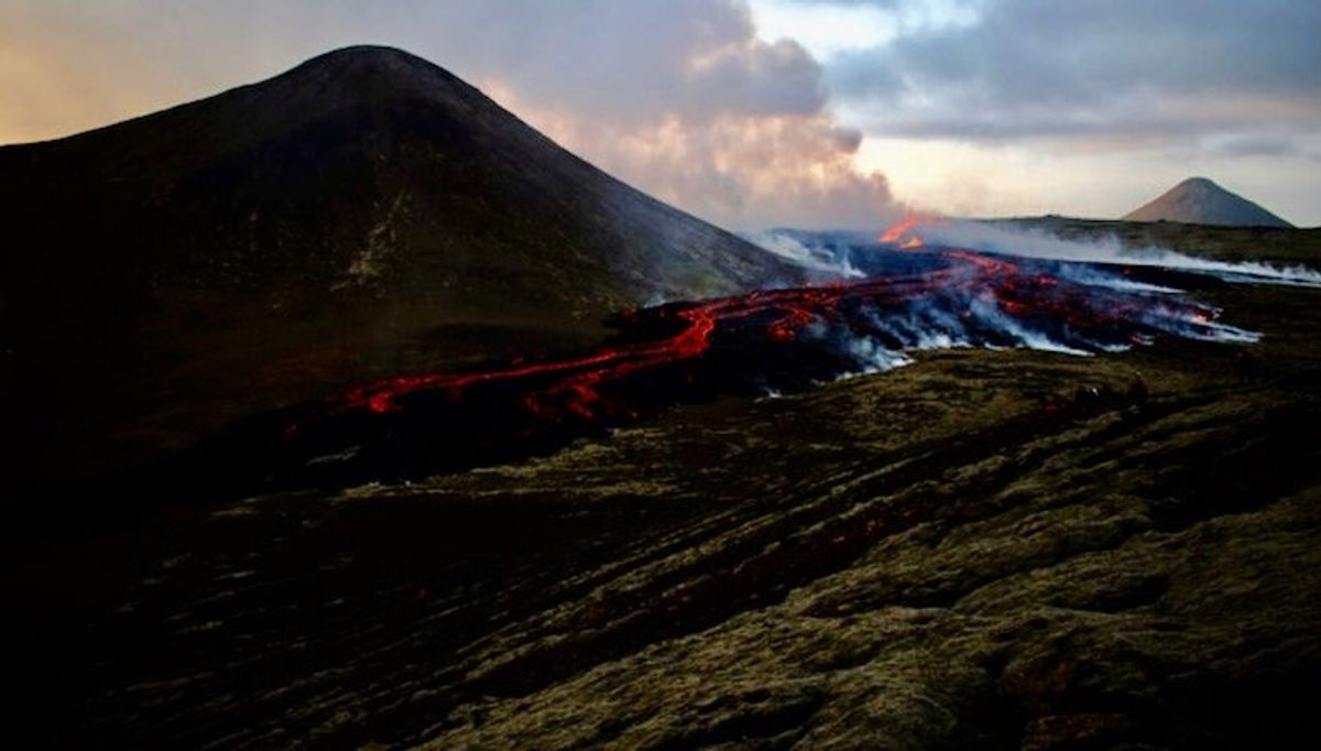 Residents get brief return to volcano-risk Icelandic town