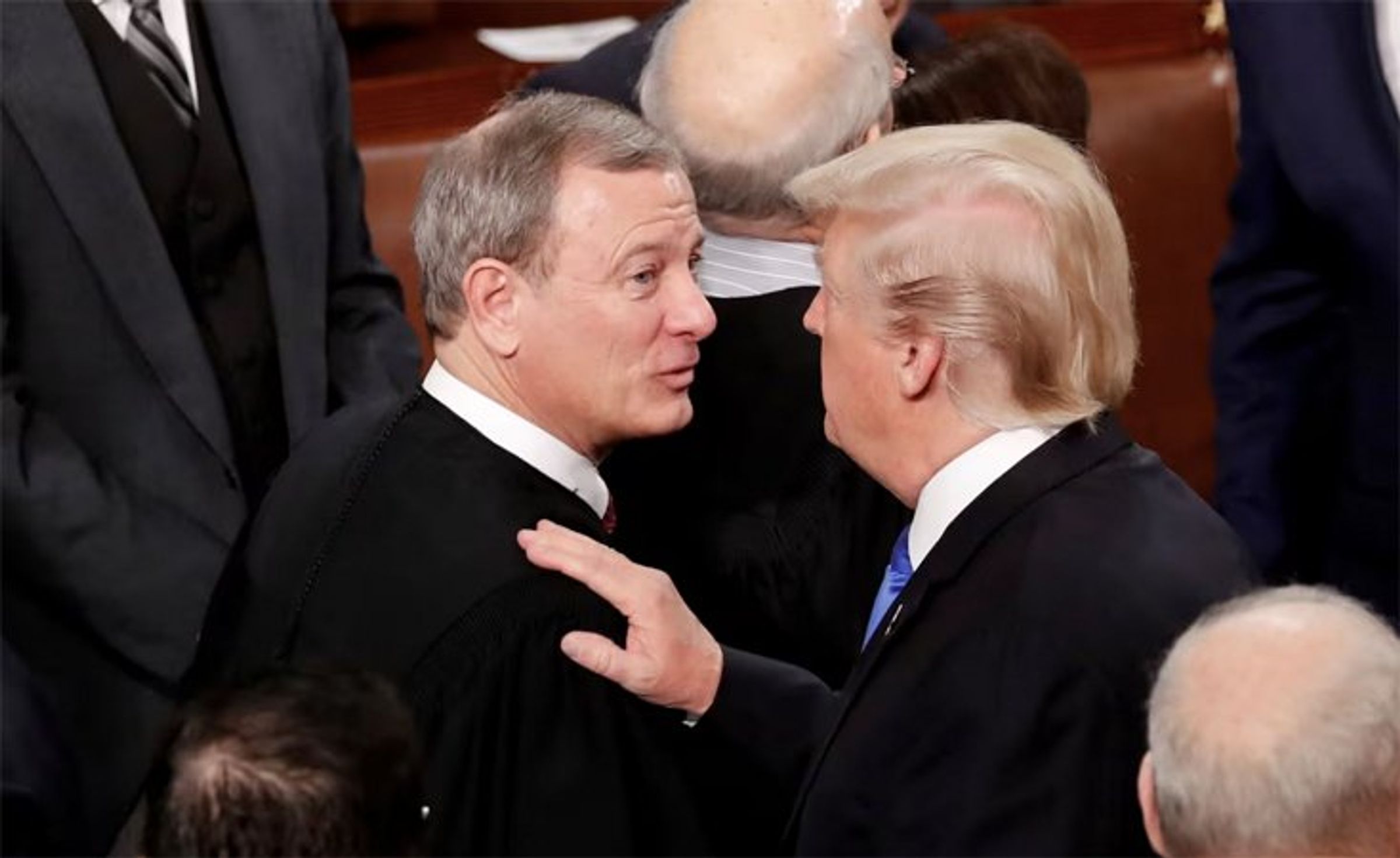 Trump scrambles – and fails – to explain away ‘hot mic’ comment to Chief Justice Roberts (rawstory.com)