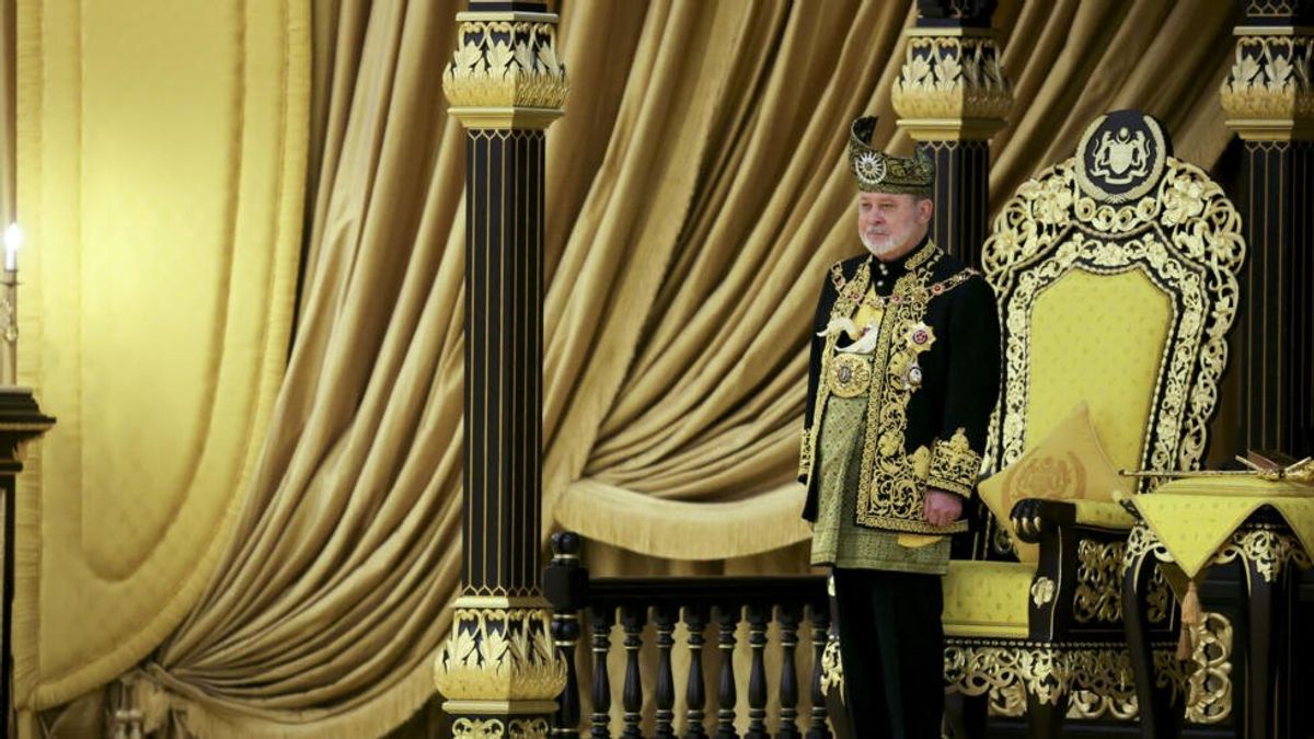 Motorcycle-riding sultan crowned Malaysian king