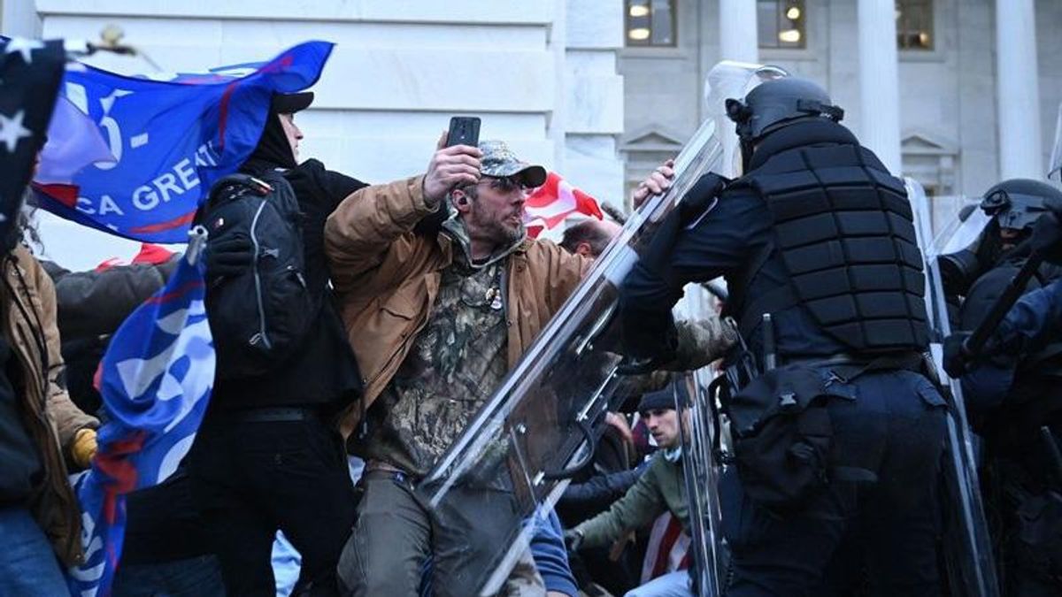 Flight attendants seek to ban pro-Trump rioters who attacked Capitol from boarding flights leaving DC: report