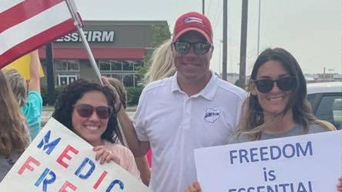 Ohio Republican protests vaccine mandates outside hospital office