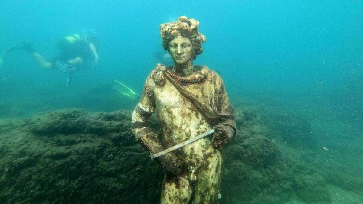 PHOTOS: Diving among ancient ruins where Romans used to party