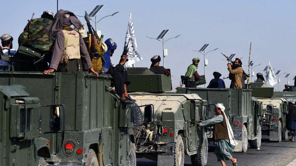 Black Hawk helicopter flies circles over Kandahar as Taliban parade shows off plundered US hardware