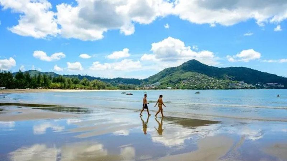 Thousands of Russians scramble to leave Thailand as sanctions hit