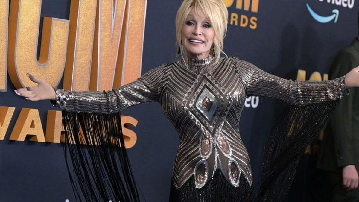 Against her wishes, Dolly Parton inducted into rock hall of fame