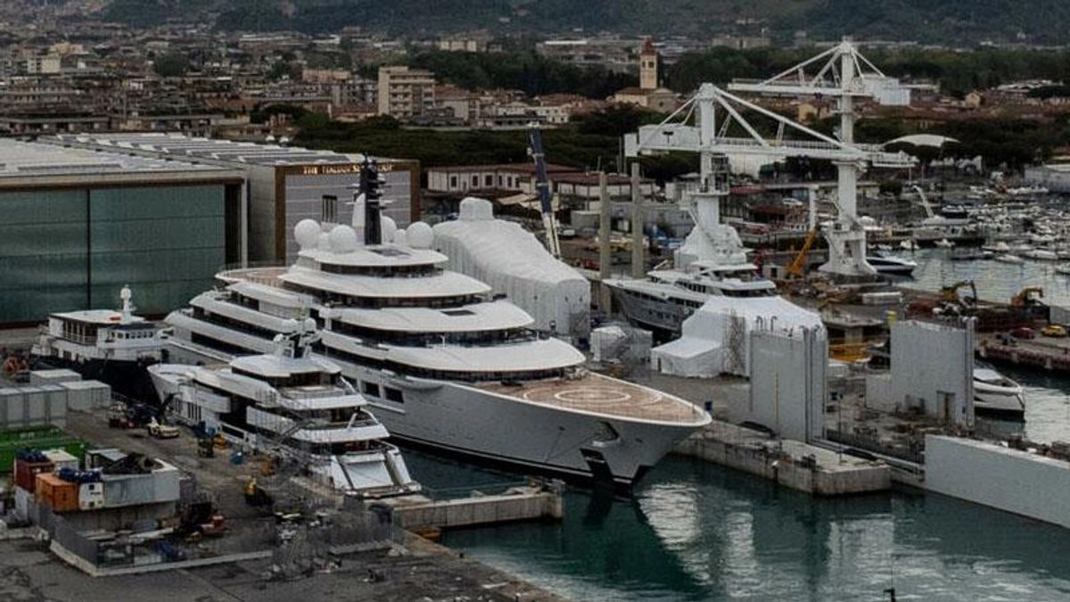 Putin's mega yacht? Mystery ship appears ready to set sail from Italy