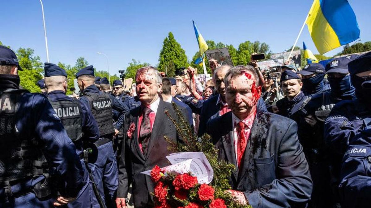 Russian envoy to Poland splattered with liquid on Victory Day