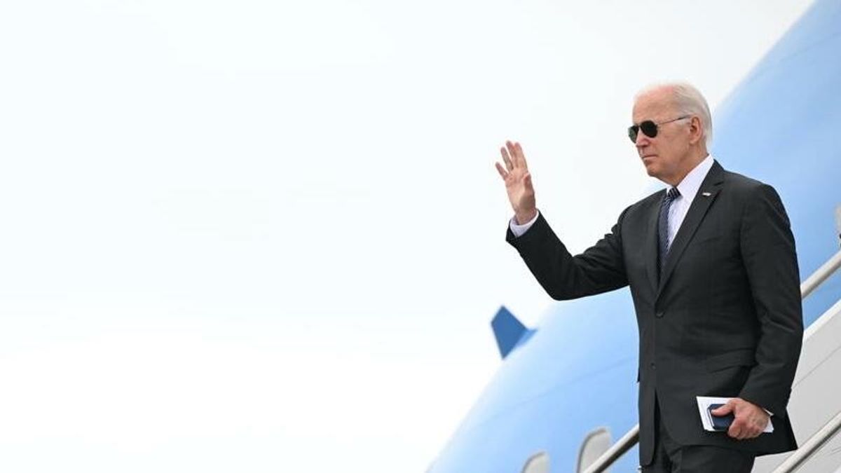 Biden promotes US biotech, cancer fight in new 'Moonshot'