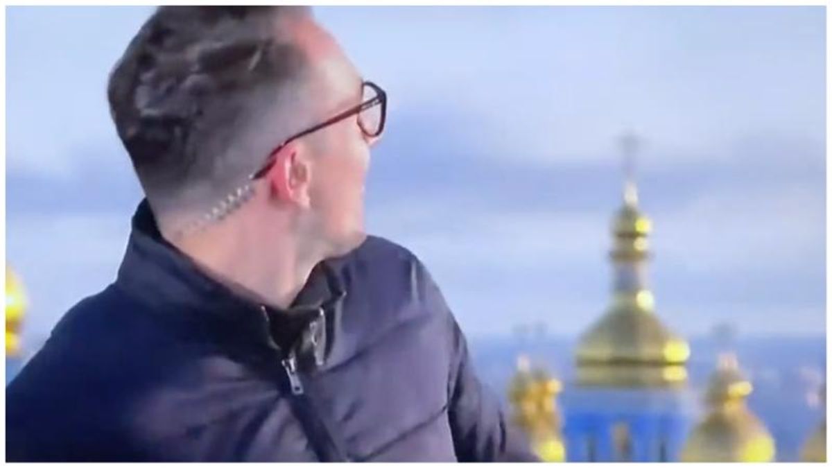Video shows BBC correspondent taking cover during Russian missile attack on Kyiv