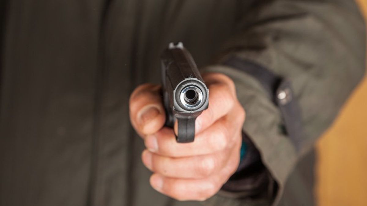 Texas man arrested for menacing diners with gun — after holding pistol to cat's head during court hearing