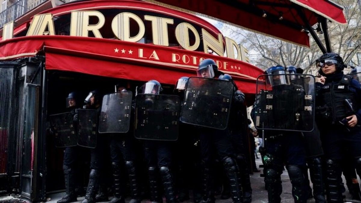 Protesters start fire at one of Macron's favorite restaurants