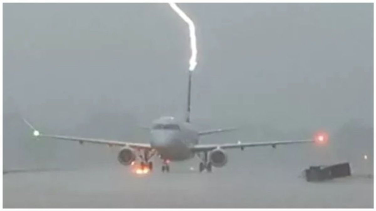 Video shows lightning strike the tail of a taxiing airliner