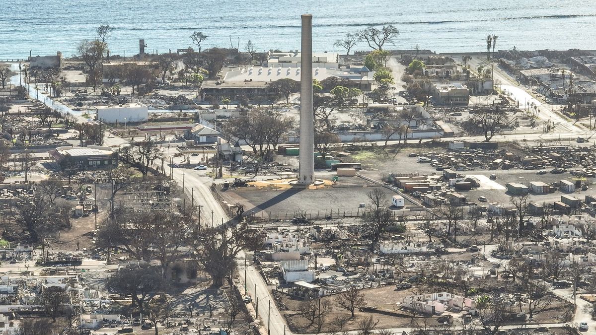 The power was out before the fires started. Then Hawaiian Electric flipped the switch.