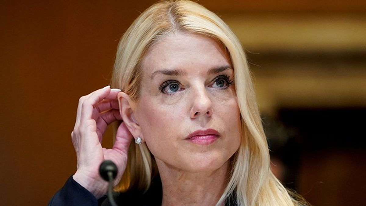 Pam Bondi sues Los Angeles alleging discrimination against ICE agents