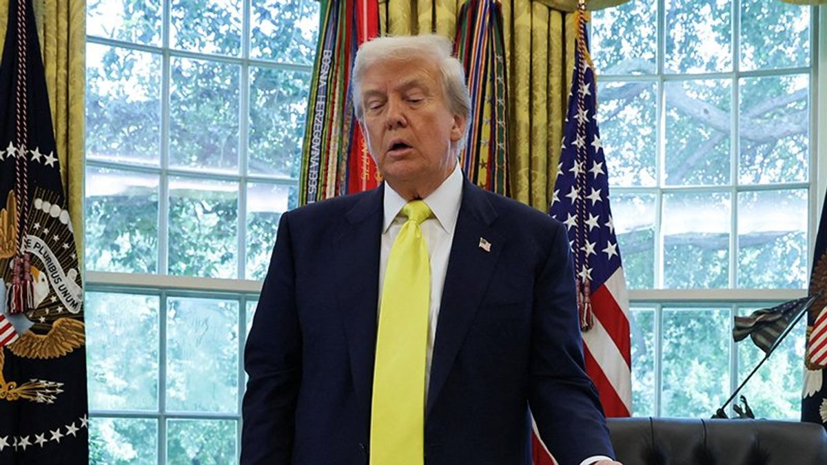Mockery ensues as Trump lets Kremlin decide on his own deadline: 'Could he be any weaker?'