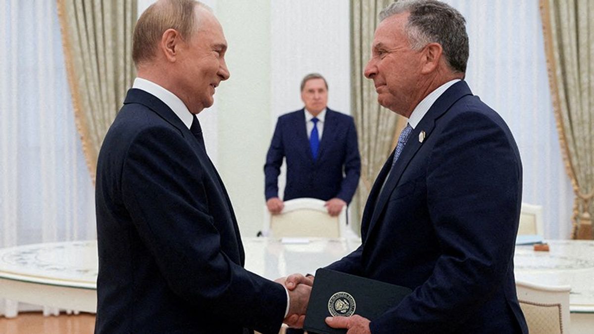 'Mind games': Putin sends sinister message with award for grieving CIA official’s family