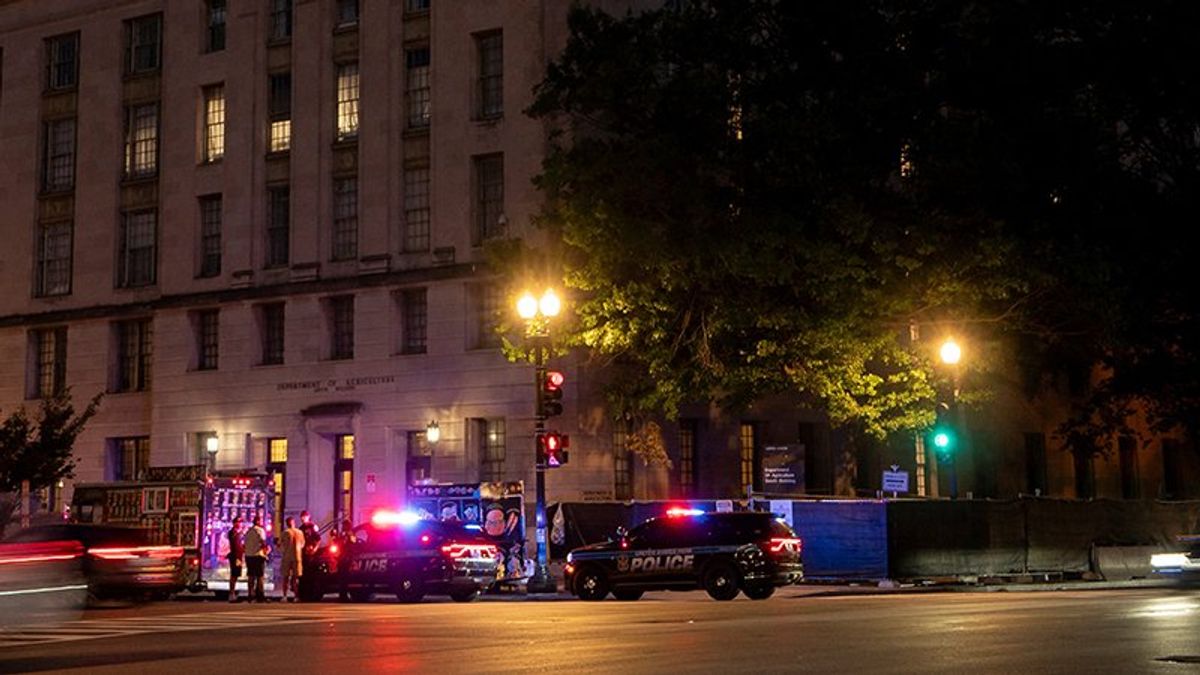 Dozens of feds swarm minor DC fender-bender as Trump’s militarized crackdown creates chaos