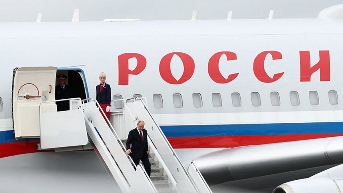 'Gamesmanship': Bizarre plane shenanigans between Trump and Putin  leave observers in awe