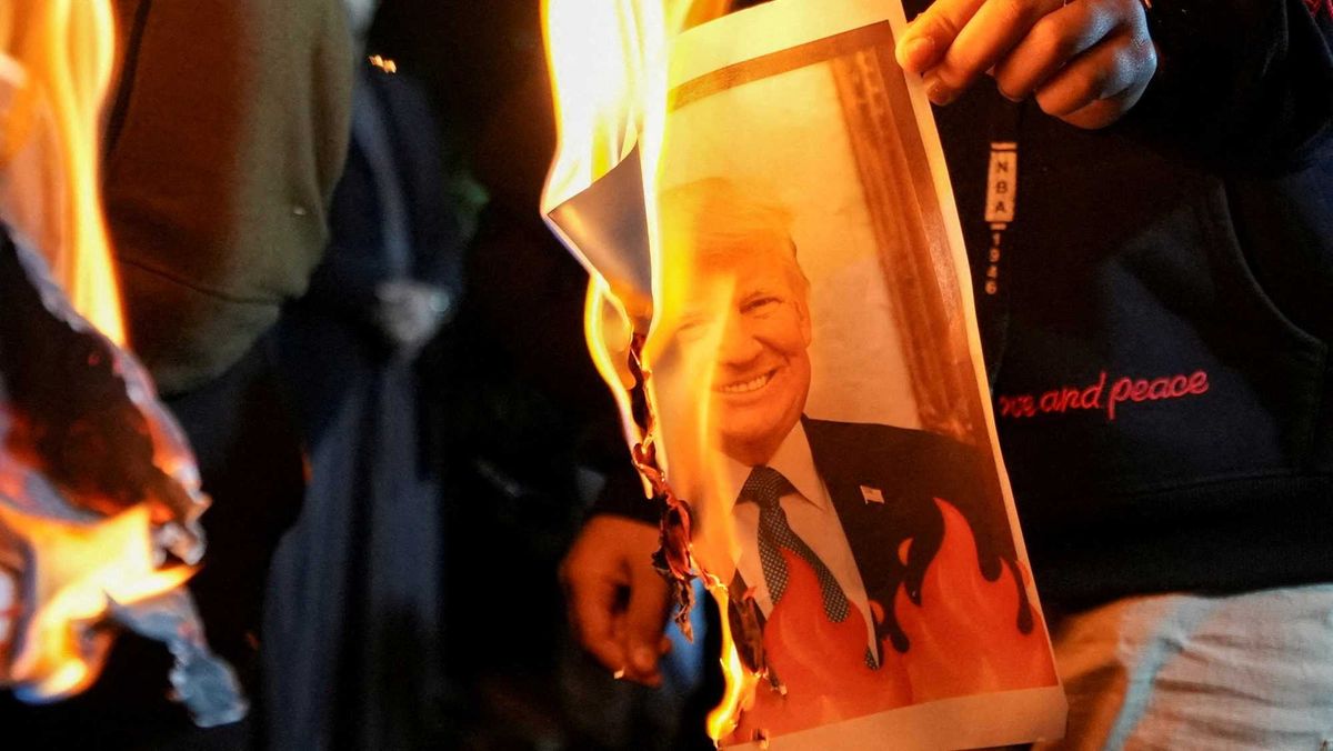 Trump dealt devastating blow as Iranians close down Strait of Hormuz again: report