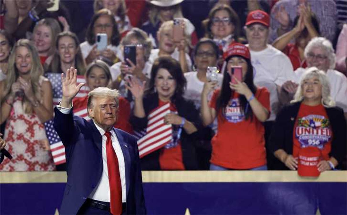 Damning tell spotted in who Trump is now deliberately placing behind him: insider memo