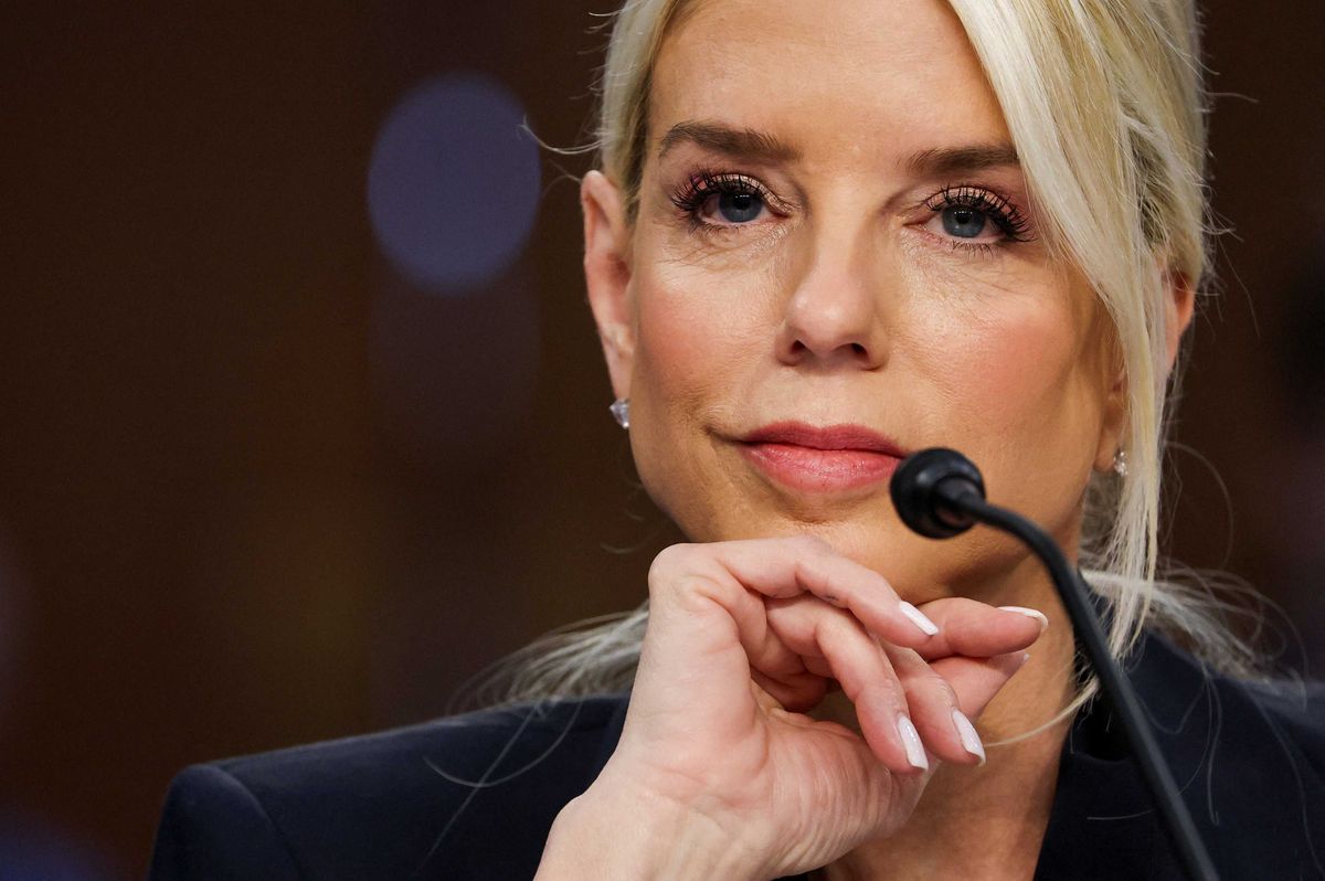 Senator hits Bondi for ducking Homan bribe with 'irrelevant far-right talking points'