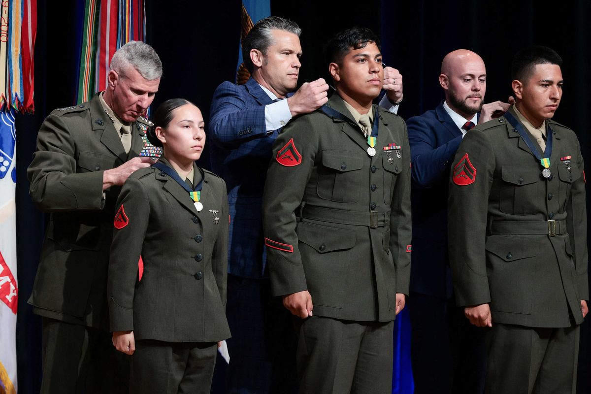 This dishonorable Trump henchman is robbing fallen heroes — literally