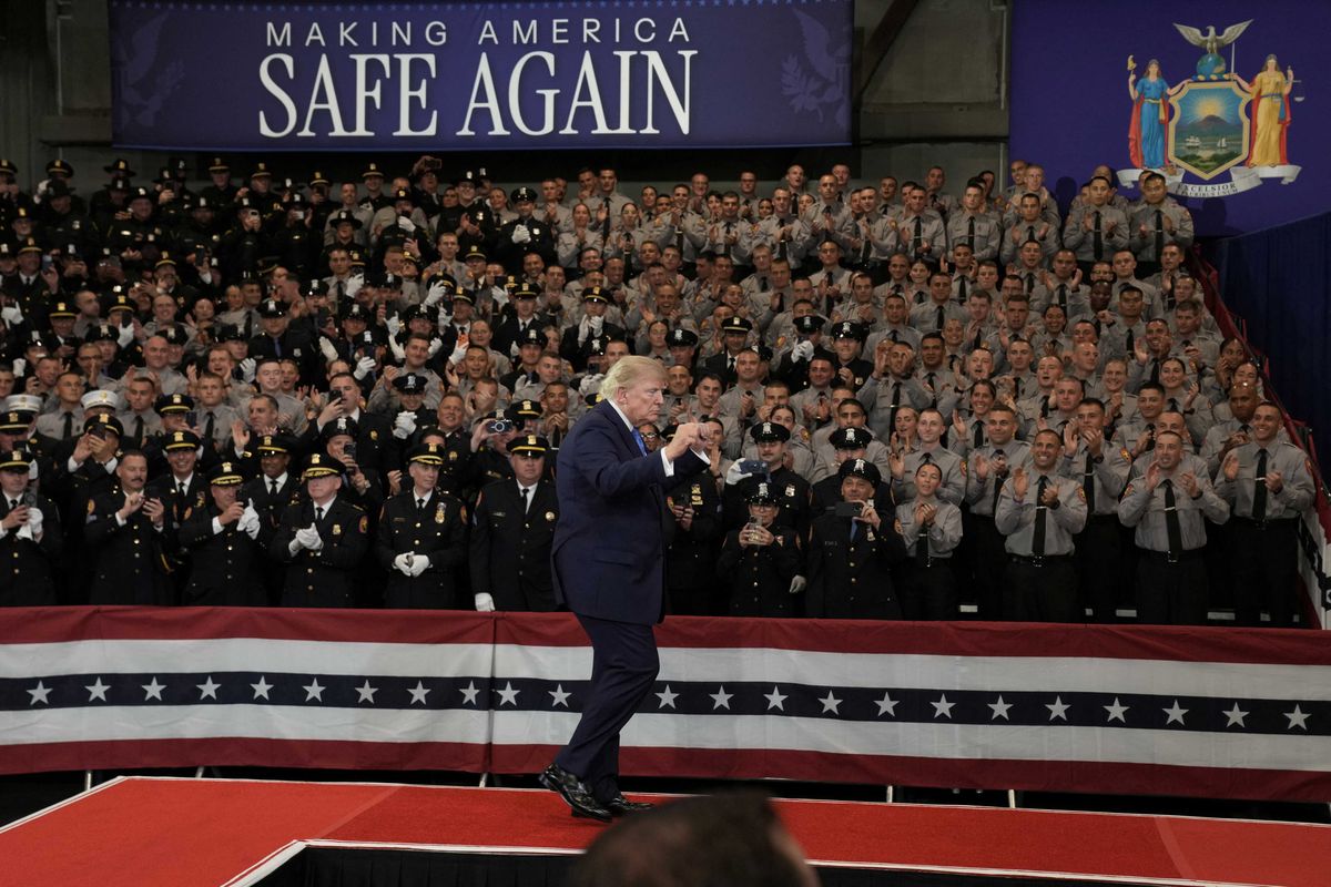 'Ma'am?' Disoriented Trump blanks at the podium