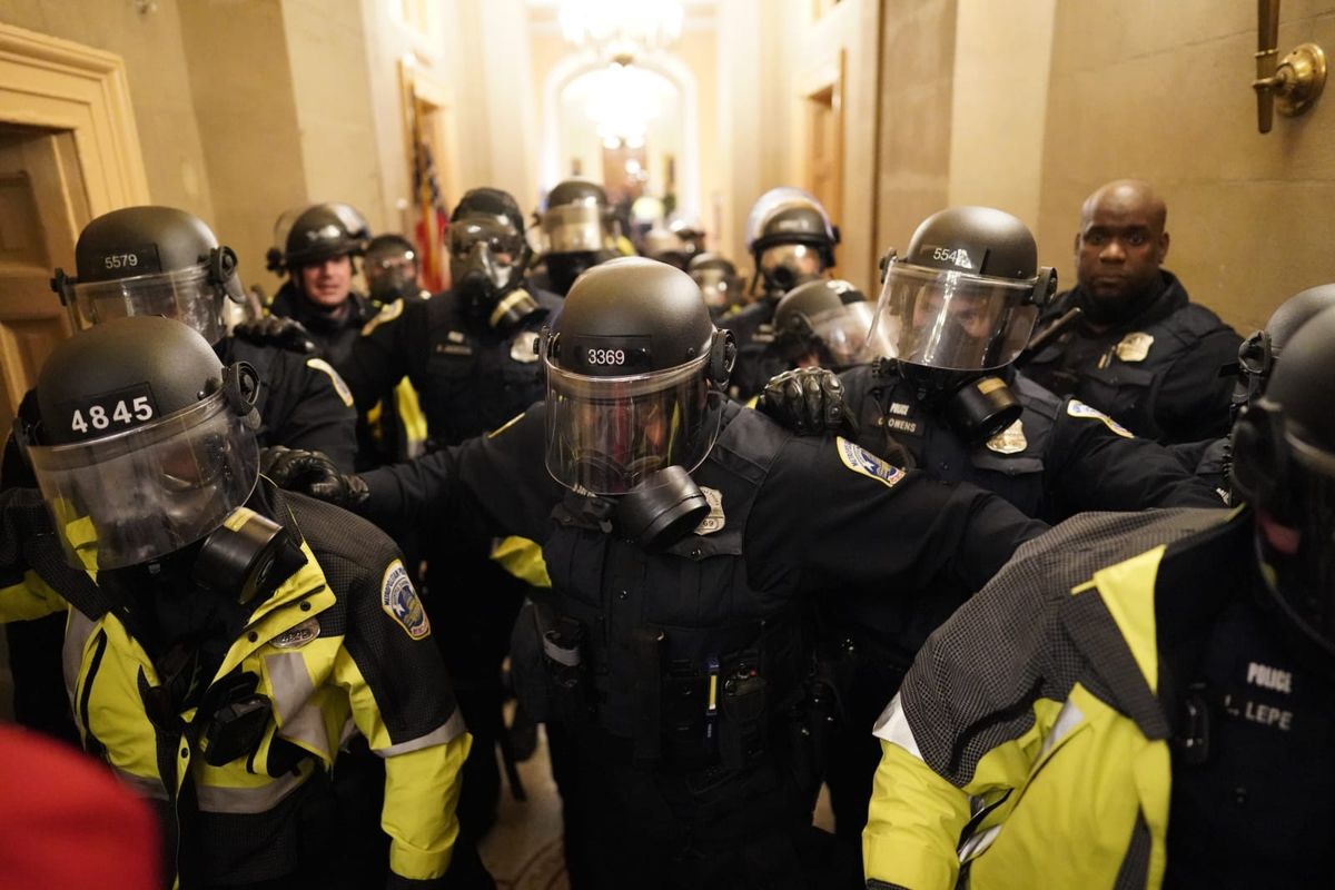 Ex-Capitol cop who tipped off MAGA rioter can't ditch his conviction