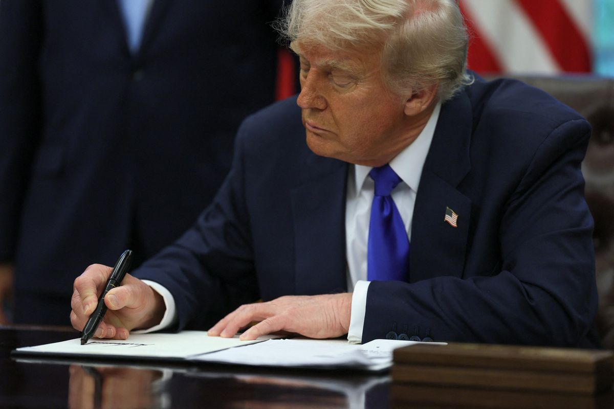Ex-Trump aide was ordered not to take pens from foreign countries — as he takes new plane