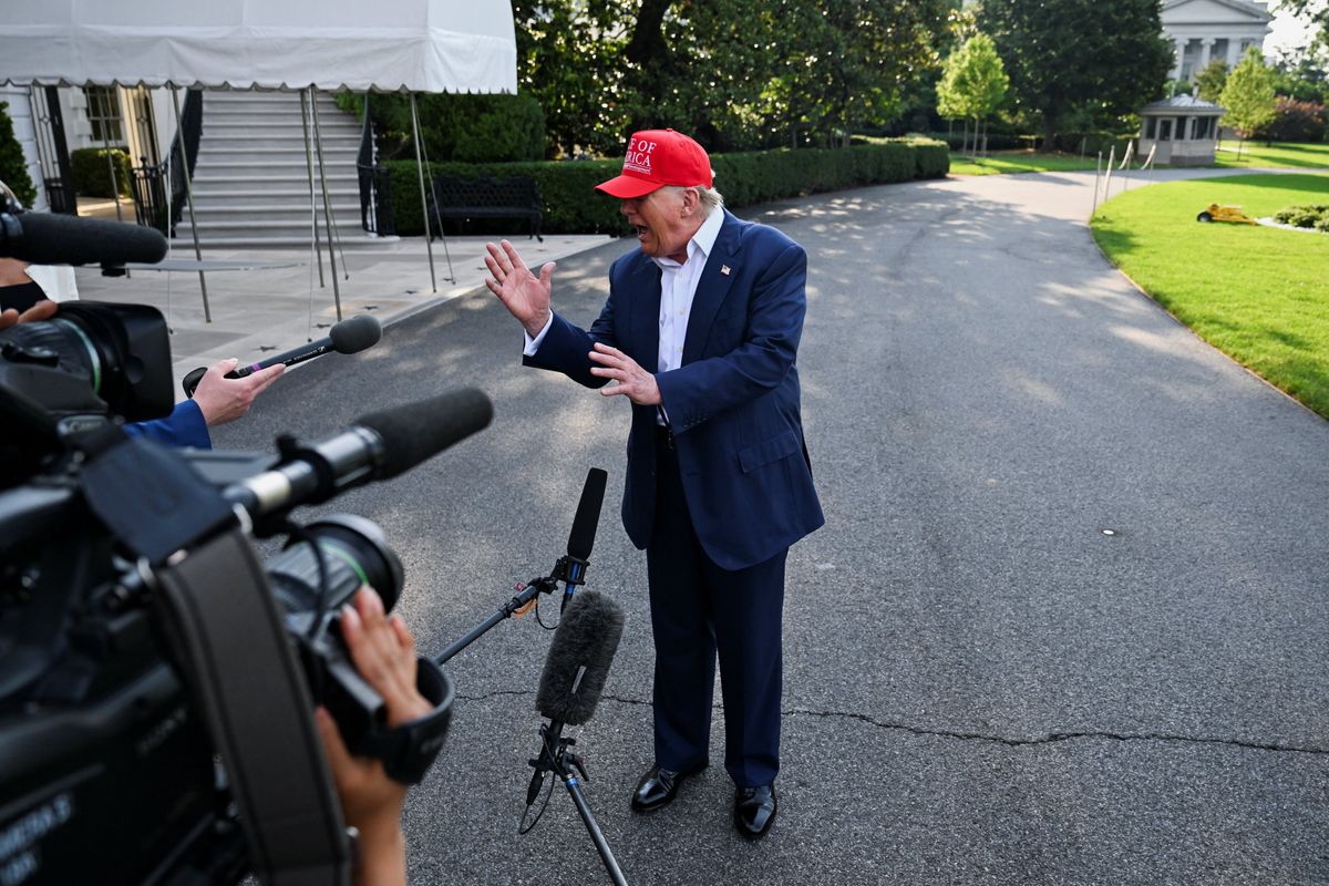 'Don't run in straight line!' Trump smirks at idea of migrant-hunting alligators