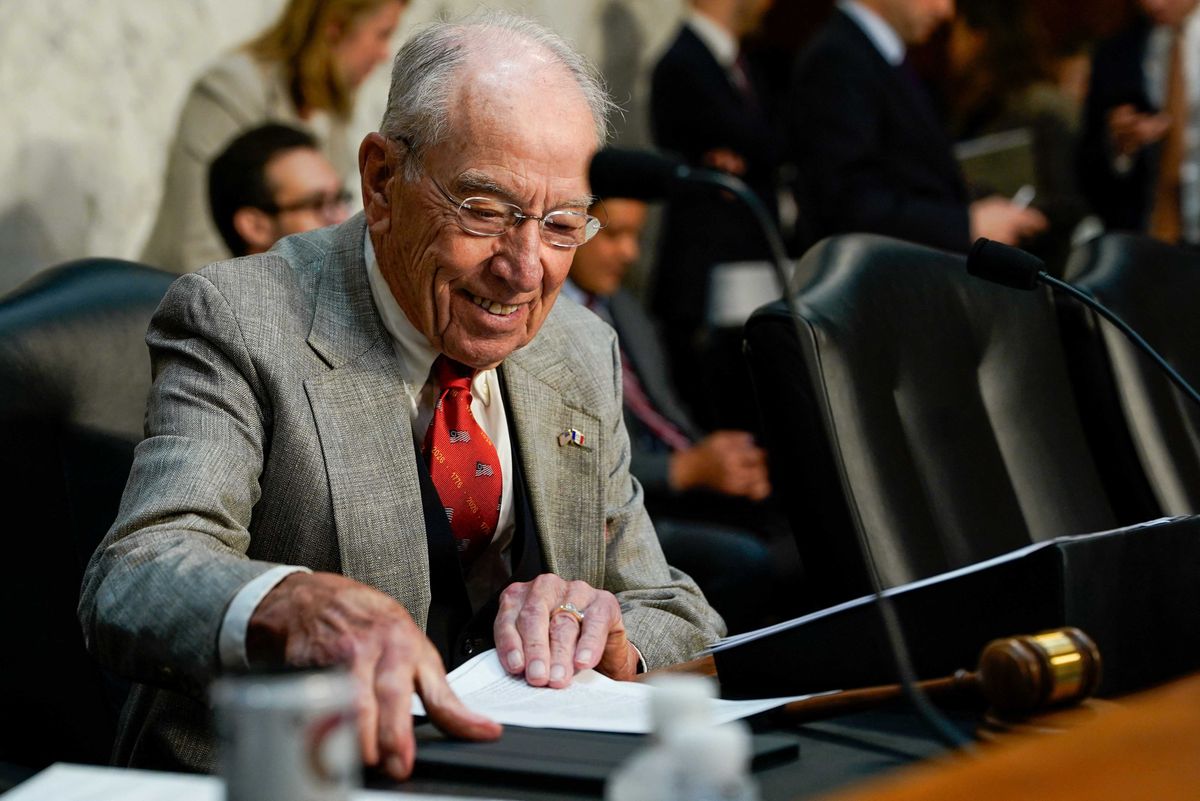 Grinning Chuck Grassley unwittingly shares crude photobomb moment: 'Hide your sheep!'