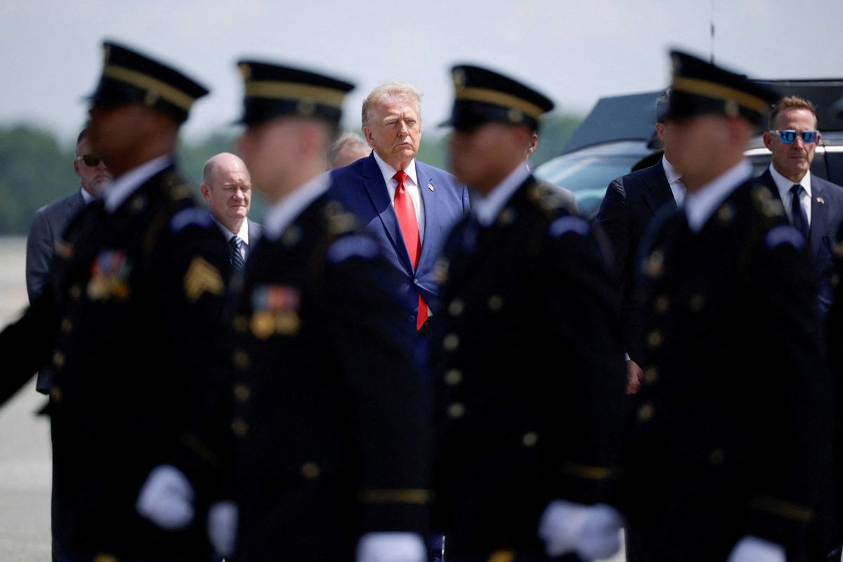 Troops appear to viciously mock Trump with scrawled barbs on plane in wild photo