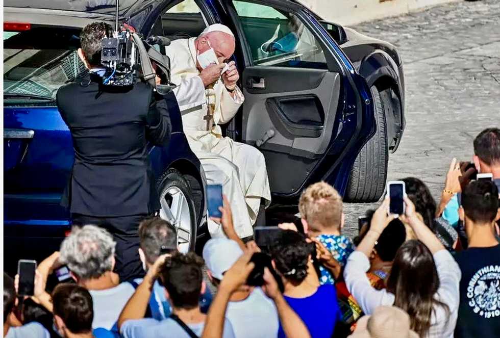Pope sports a face mask for the first time in public