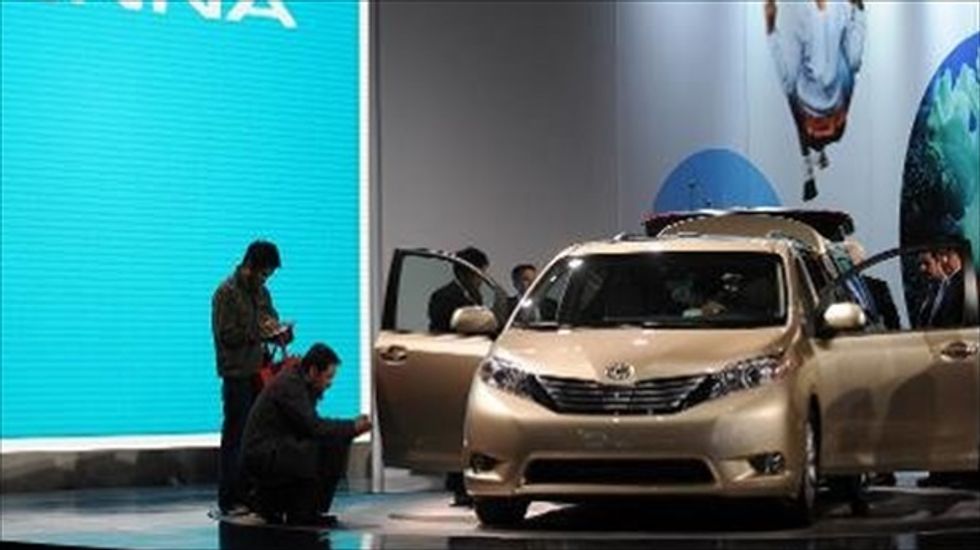 Toyota recalls nearly 700,000 minivans